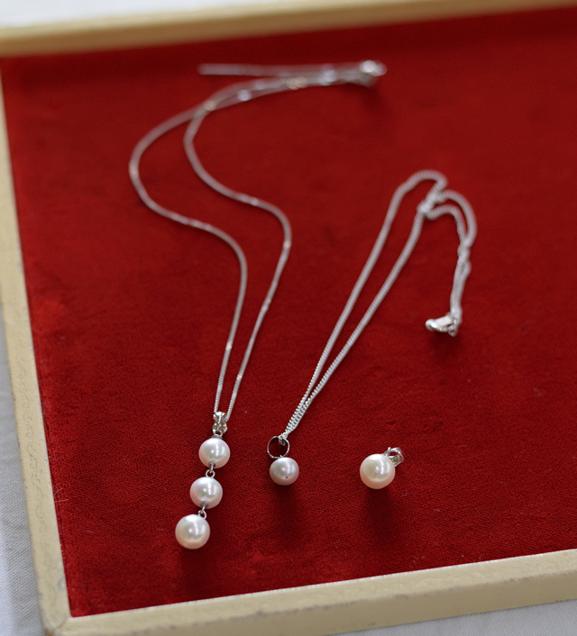 妹さんが作った真珠のペンダント。縦3ケ付と一粒のペンダントを色違いで2つ全部で計3個制作