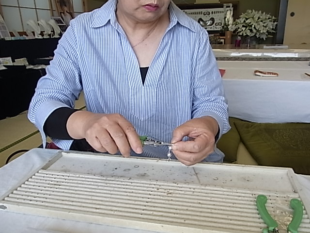 真珠の3ｹ使った縦に揺れるペンダント作製中