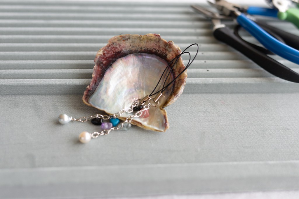 アコヤ貝と真珠のストラップ
