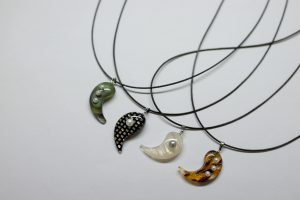 鯖江の眼鏡メーカー　キッソオのディロッカと若狭パールのコラボ あこや真珠とディロッカペンダント