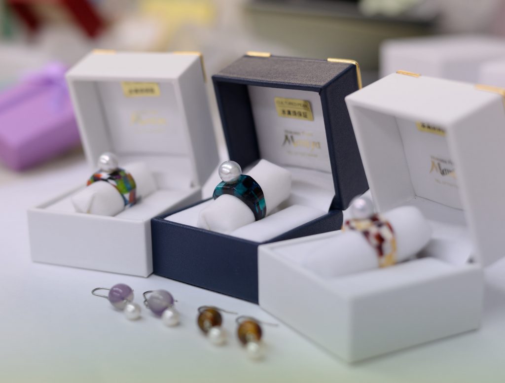 「アコヤ真珠」とメガネの産地鯖江のメーカー「ディロッカシリーズ」とのコラボ商品　リング