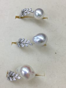 大珠バロック真珠のフリーサイズのリング。真ん丸でない個性的なフォルムと艶々の光沢と色目で一点物