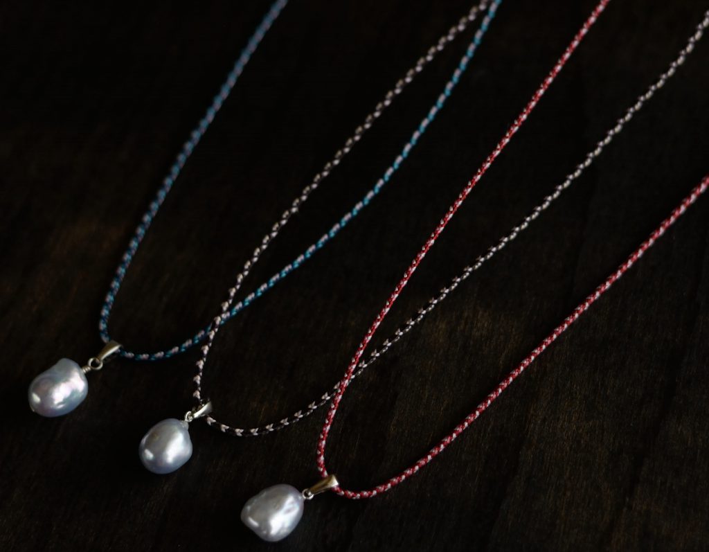 ナチュラルブルー　バロック真珠　絹の組紐のネックレス
