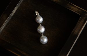 10㎜珠3ｹ贅沢につなげたペンダントー目玉商品の一つ