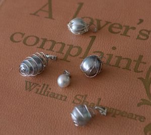 「ワイヤーぐるぐる巻き一粒真珠のネックレス」比較