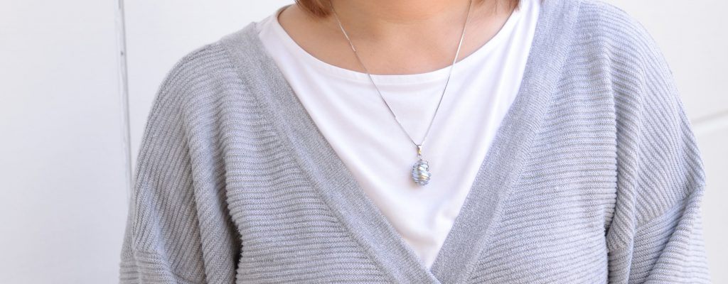 「ワイヤーぐるぐる巻き一粒真珠のネックレス」女性が着けた鎖50cmバージョン