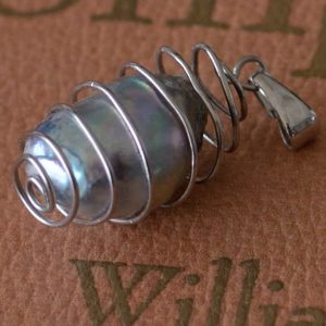 「ワイヤーぐるぐる巻き一粒真珠のネックレス」14-15㎜空洞の真珠